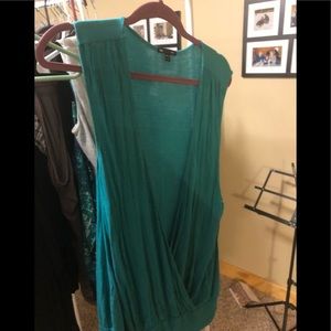 Gap-sleeveless cross over Tee